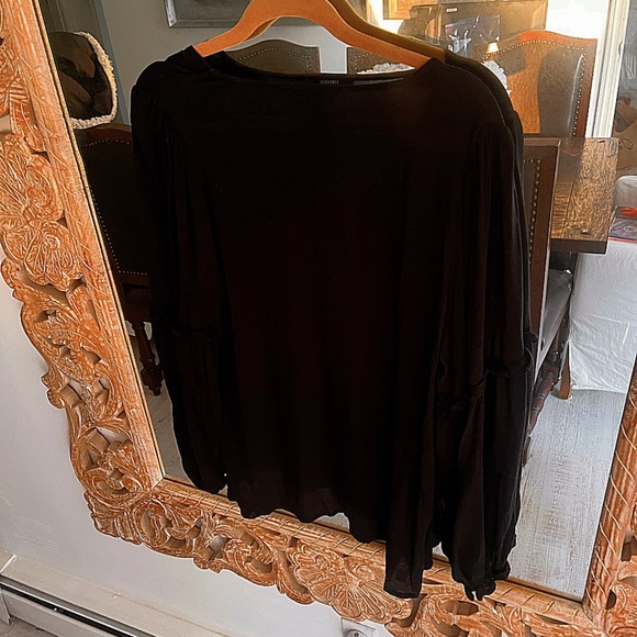 BEAUTIFUL, ROMANTIC FOREVER 21 TOP 🤍💜🌺 - Picture 3 of 6